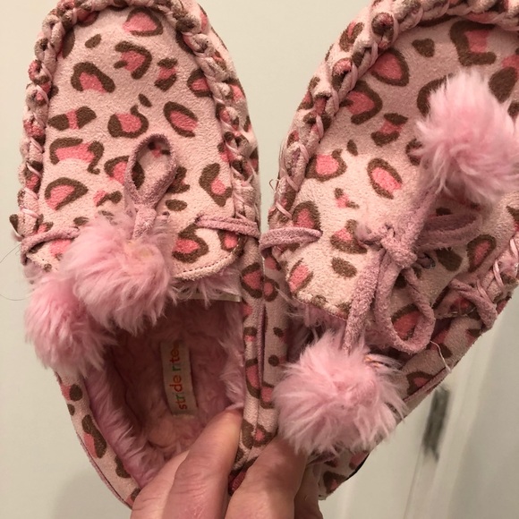 Sweater and house slippers - Picture 10 of 16